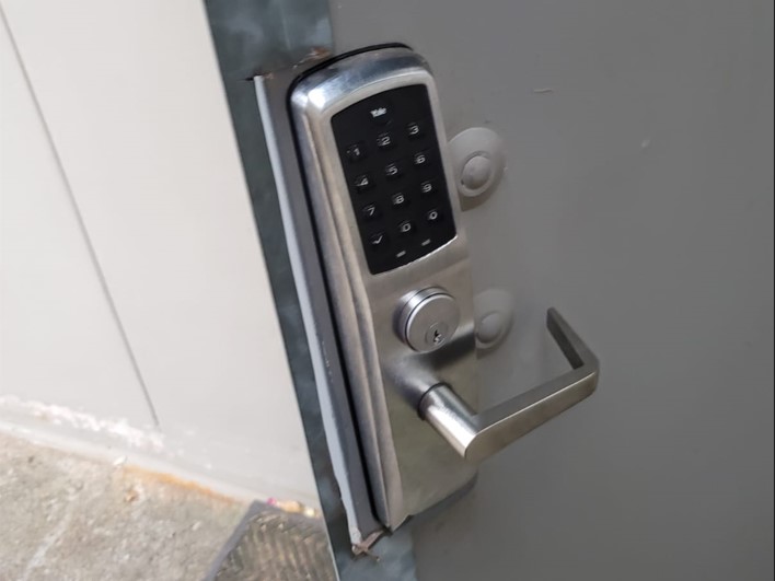 Signs that your business need new locks