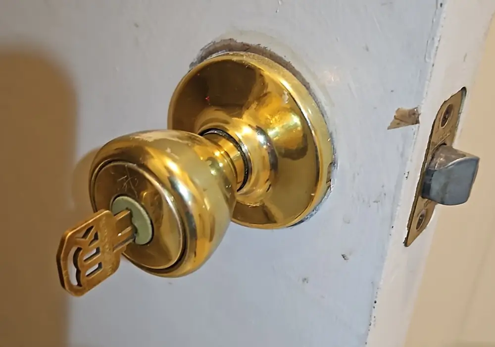 Residential door knob lock rekeying during emergency locksmith service