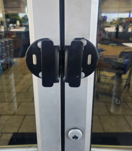 Storefront double door lock on a retail business in Temple, TX