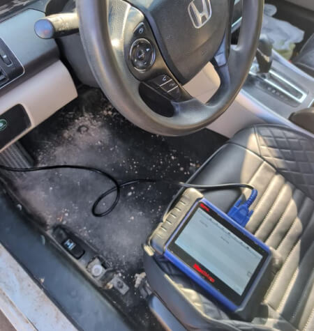 On-site transponder key programming using diagnostic tools by auto locksmith in Dallas, TX